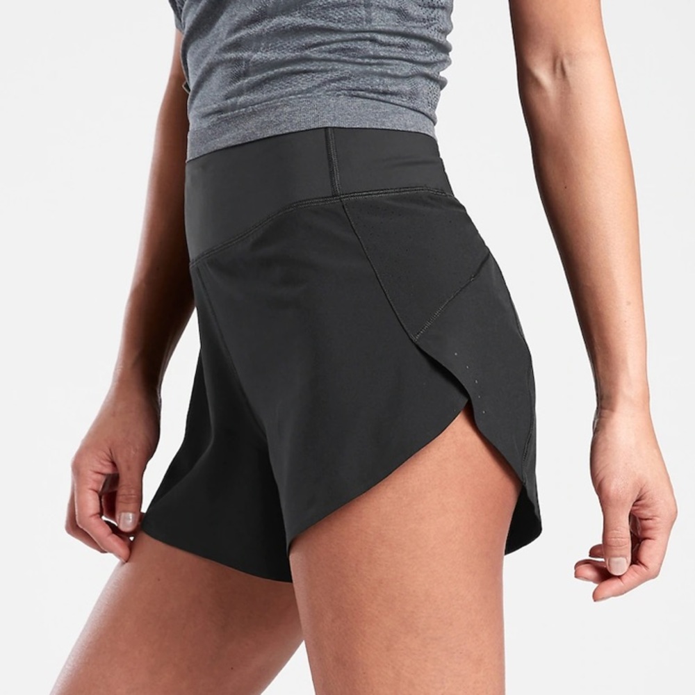 NWOT Athleta Black Run With It 3.5" Mid-Waisted Shorts
